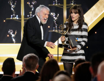 Ο Ντικ Βαν Ντάικ στα 98 του χρόνια έγινε ο γηραιότερος νικητής των Daytime Emmy Awards