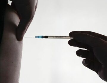 Η Moderna ανακοίνωσε θετικά αποτελέσματα για το συνδυαστικό εμβόλιό της κατά γρίπης και κορονοϊού