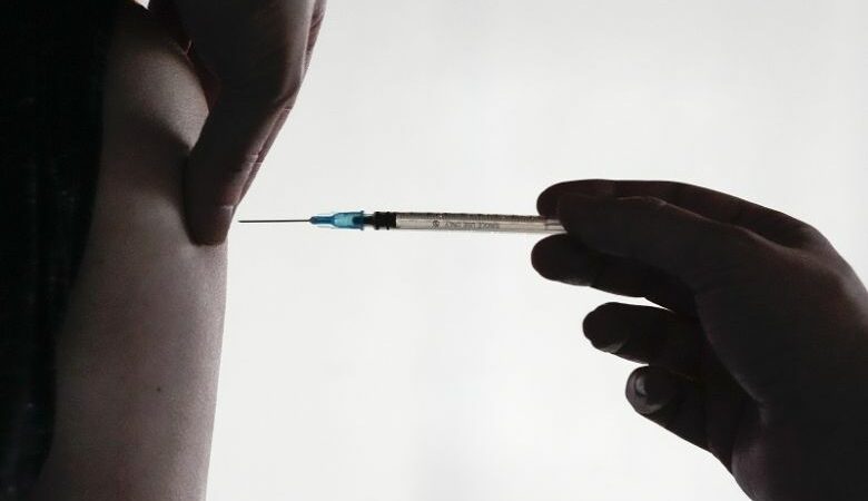 Η Moderna ανακοίνωσε θετικά αποτελέσματα για το συνδυαστικό εμβόλιό της κατά γρίπης και κορονοϊού