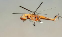 Φωτιά στην Πλάτη Μεσσηνίας – Επιχειρούν 20 πυροσβέστες με οκτώ οχήματα και δύο αεροσκάφη