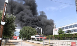 Υπό μερικό έλεγχο η πυρκαγιά στο εργοστάσιο στην Κάτω Κηφισιά