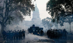 Χάος στην Αργεντινή γιατί η Γερουσία ενέκρινε αμφιλεγόμενο πακέτο μεταρρυθμίσεων του προέδρου Μιλέι