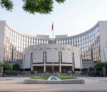 Η κεντρική τράπεζα της Κίνας μειώνει δυο επιτόκια-κλειδιά σε ιστορικά χαμηλά
