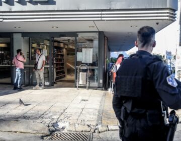 Τρόμος στο Πασαλιμάνι: «Βροχή» πυροβολισμών με ένα νεκρό και έναν τραυματία σε σούπερ μάρκετ