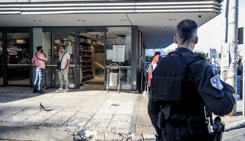 Τρόμος στο Πασαλιμάνι: «Βροχή» πυροβολισμών με ένα νεκρό και έναν τραυματία σε σούπερ μάρκετ