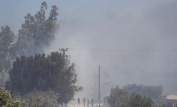 Μεγάλη φωτιά σε εξέλιξη στην Βάρης- Κορωπίου – «Έχουν καεί σπίτια» λέει ο δήμαρχος Βάρης-Βούλας-Βουλιαγμένης