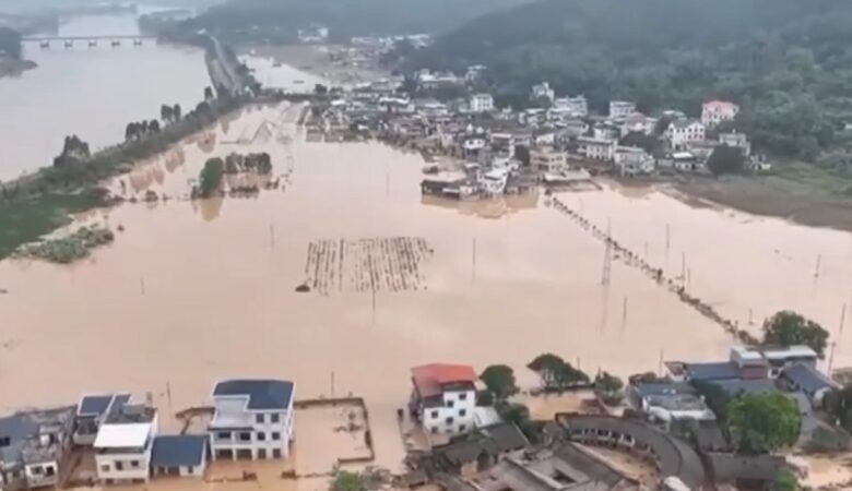 Δεκάδες νεκροί από τις πλημμύρες στη νότια Κίνα