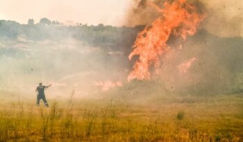 Με αντιπυρικές ζώνες επιχειρείται να σβήσει η φωτιά στο όρος Όρβηλος των Σερρών