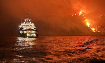 Αγκυροβόλησε στη Βουλιαγμένη η θαλαμηγός που εμπλέκεται στη φωτιά στην Ύδρα – Καταθέσεις παίρνουν οι Αρχές