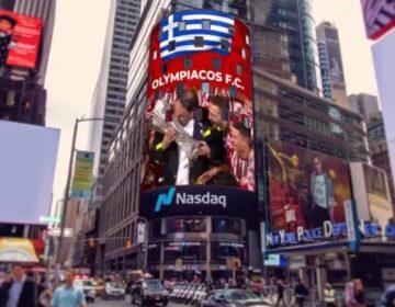 Η κατάκτηση του Conference από τον Ολυμπιακό σε billboard στην Times Square της Νέας Υόρκης