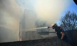 «Μάχη» με τις φλόγες στην Κερατέα – Υπάρχουν 4 διαφορετικές εστίες – Πώς διεξάγεται η κυκλοφορία