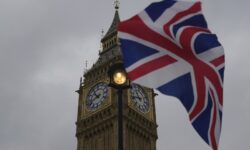 Βρετανία: Συντριπτική νίκη των Εργατικών στις εκλογές δείχνουν τέσσερις νέες δημοσκοπήσεις