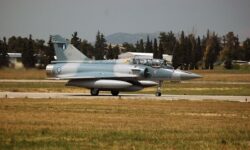 Ποια είναι η 30χρονη πιλότος της Πολεμικής Αεροπορίας που εγκατέλειψε το Mirage 2000-5 στην Τανάγρα