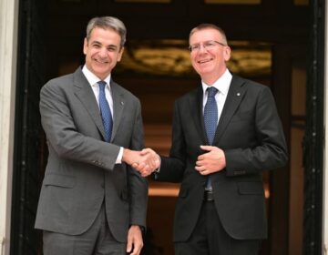 Συνάντηση του πρωθυπουργού με τον πρόεδρο της Λετονίας