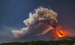 Τέφρα και λάβα εκτοξεύουν τα ηφαίστεια Αίτνα και Στρόμπολι στην Ιταλία – Κλειστό το αεροδρόμιο στην Κατάνια