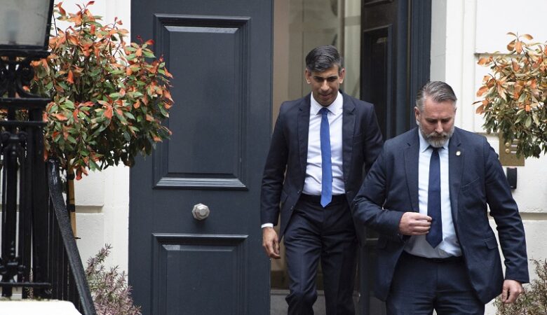 Βρετανία: Με έντονες αποδοκιμασίες αποχώρησε ο Ρίσι Σούνακ από τα γραφεία των Τόρις