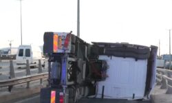 Ανατροπή φορτηγού στη λεωφόρο Κηφισού – Εξαφανίστηκε τρέχοντας ο οδηγός