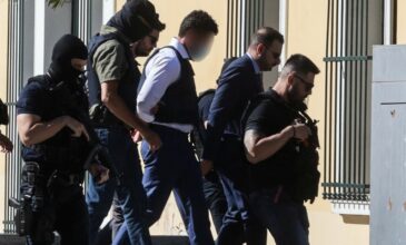 Στα δικαστήρια της Ευελπίδων ο 44χρονος που συνελήφθη για τη δολοφονία του τοπογράφου στο Ψυχικό – Δείτε φωτογραφίες