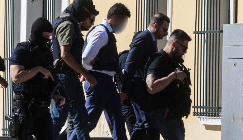 Στα δικαστήρια της Ευελπίδων ο 44χρονος που συνελήφθη για τη δολοφονία του τοπογράφου στο Ψυχικό – Δείτε φωτογραφίες