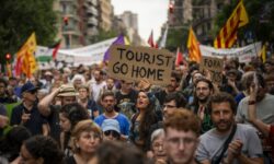 Διαδηλωτές στη Βαρκελώνη επιτέθηκαν με νεροπίστολα σε τουρίστες – «Να πάτε στα σπίτια σας»