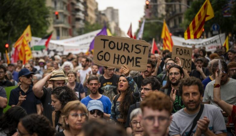 Διαδηλωτές στη Βαρκελώνη επιτέθηκαν με νεροπίστολα σε τουρίστες – «Να πάτε στα σπίτια σας»