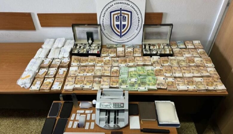 Εξαρθρώθηκε εγκληματική οργάνωση που εκβίαζε ιδιοκτήτες καταστημάτων – Μεταξύ αυτών υπάλληλοι και δημοτικοί αστυνομικοί του Δήμου Αθηναίων