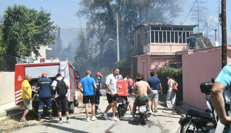 Χωρίς ενεργό μέτωπο η φωτιά στην Πάτρα – Παραμένουν ισχυρές δυνάμεις πυρόσβεσης για τυχόν αναζωπυρώσεις