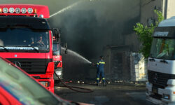 Οριοθετήθηκε η φωτιά στις Αχαρνές – Κάηκε ολοσχερώς το εργοστάσιο χαρτικών – Επιχειρούν  88 πυροσβέστες με 2 ομάδες πεζοπόρων τμημάτων και 24 οχήματα