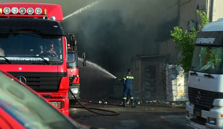 Οριοθετήθηκε η φωτιά στις Αχαρνές – Κάηκε ολοσχερώς το εργοστάσιο χαρτικών – Επιχειρούν  88 πυροσβέστες με 2 ομάδες πεζοπόρων τμημάτων και 24 οχήματα