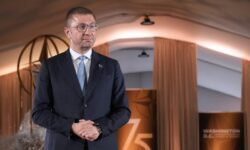 «Αμετανόητος» ο Μιτσκόσκι κατά την είσοδό του στη σύνοδο του ΝΑΤΟ:  Αποκάλεσε τη χώρα του «Μακεδονία»