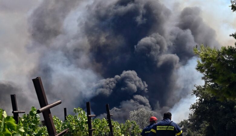 Ανεξέλεγκτες διαστάσεις έχει πάρει η φωτιά στην Κορινθία – Στην Στιμάγκα εσπευσμένα ο υπουργός