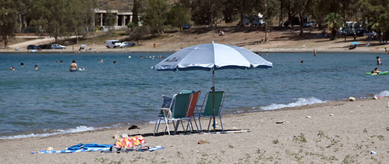 Άνδρας βγήκε γυμνός από τη θάλασσα και προσπάθησε να βιάσει τουρίστρια που έκανε ηλιοθεραπεία