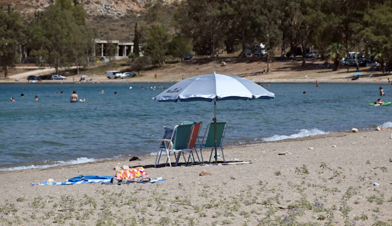 Άνδρας βγήκε γυμνός από τη θάλασσα και προσπάθησε να βιάσει τουρίστρια που έκανε ηλιοθεραπεία