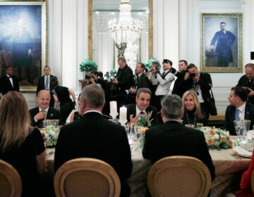 Ο Κυριάκος Μητσοτάκης και η σύζυγός του, Μαρέβα, στο δείπνο Μπάιντεν στον Λευκό Οίκο – Δείτε φωτογραφίες