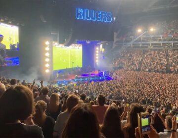 Οι «The Killers» σταμάτησαν προσωρινά τη συναυλία τους στο Λονδίνο για τα τελευταία λεπτά του ημιτελικού του Euro – Δείτε το βίντεο