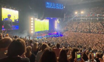 Οι «The Killers» σταμάτησαν προσωρινά τη συναυλία τους στο Λονδίνο για τα τελευταία λεπτά του ημιτελικού του Euro – Δείτε το βίντεο
