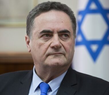 Ισραέλ Κατς: «Η Τεχεράνη θα καεί αν δεν σταματήσουν οι εκτοξεύσεις πυραύλων κατά Ισραηλινών αμάχων»