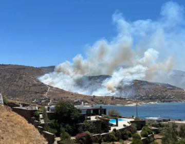 Συναγερμός για τη φωτιά στην Κέα: Σοκαριστικό βίντεο με σπίτια να τυλίγονται στις φλόγες – Μήνυμα από το 112 στους κατοίκους