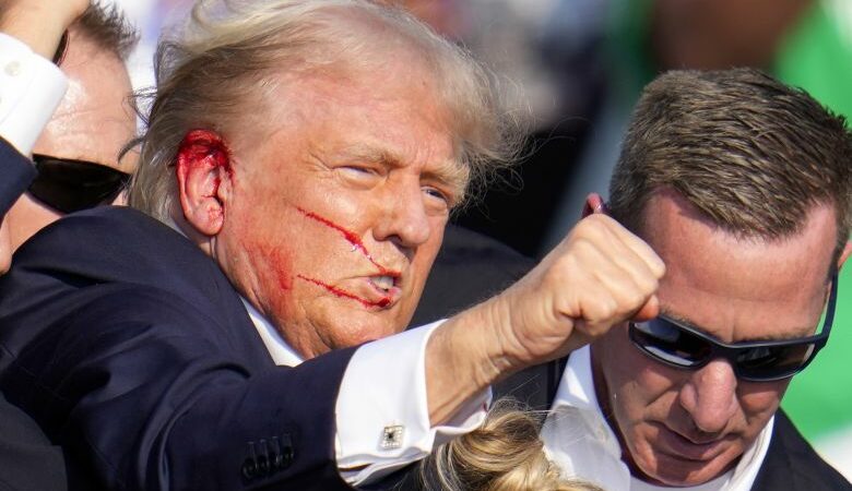 Η φωτογραφία του Τραμπ με αίμα στο πρόσωπο αναρτήθηκε στον ιστότοπό του για να μαζέψει λεφτά για την προεκλογική εκστρατεία του