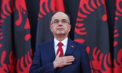 Πρόκληση από τον πρόεδρο της Αλβανίας: Κατέθεσε στεφάνι σε μνημείο για τους Τσάμηδες και την «Τσαμουριά»