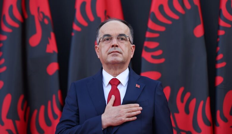 Πρόκληση από τον πρόεδρο της Αλβανίας: Κατέθεσε στεφάνι σε μνημείο για τους Τσάμηδες και την «Τσαμουριά»