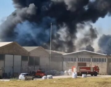 Φωτιά σε περιβάλλοντα χώρο εργοστασίου με πλαστικά στο Γομοστό Αχαΐας – Μήνυμα του 112 στους κατοίκους