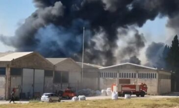 Φωτιά σε περιβάλλοντα χώρο εργοστασίου με πλαστικά στο Γομοστό Αχαΐας – Μήνυμα του 112 στους κατοίκους