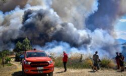 «Μάχη» με τις φλόγες στο Σοφικό Κορινθίας – Δεν κινδυνεύουν οικισμοί μέχρι τώρα