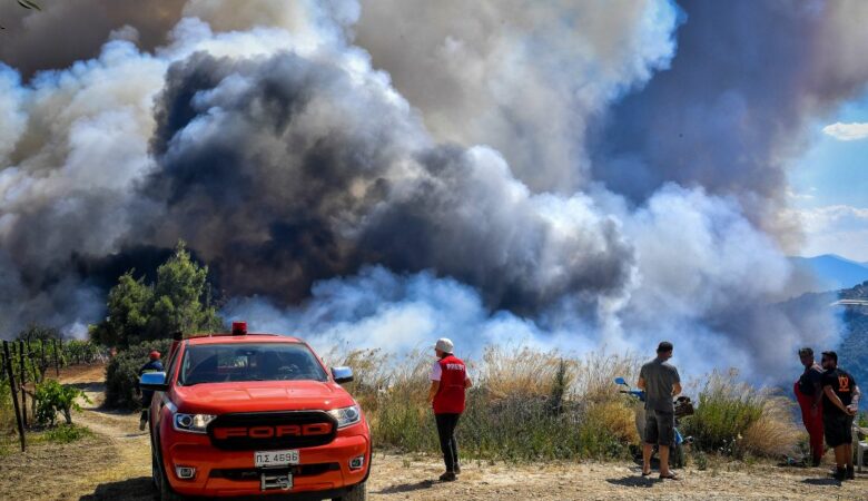 «Μάχη» με τις φλόγες στο Σοφικό Κορινθίας – Δεν κινδυνεύουν οικισμοί μέχρι τώρα