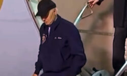 Βίντεο δείχνει τον Τζο Μπάιντεν να κατεβαίνει με δυσκολία από το Air Force One μετά τη διάγνωσή του με κορονοϊό