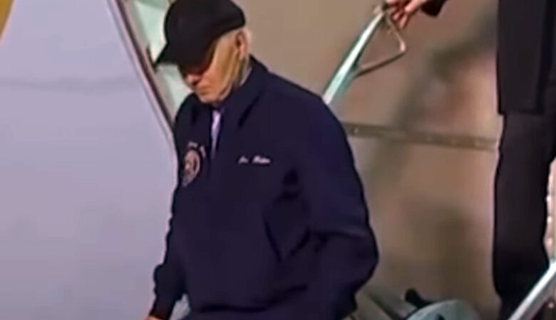 Βίντεο δείχνει τον Τζο Μπάιντεν να κατεβαίνει με δυσκολία από το Air Force One μετά τη διάγνωση του με κορονοϊό