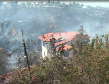 Φωτιά και στη Νεοχωρούδα στη Θεσσαλονίκη – Καίγονται σπίτια στο Τρίλοφο