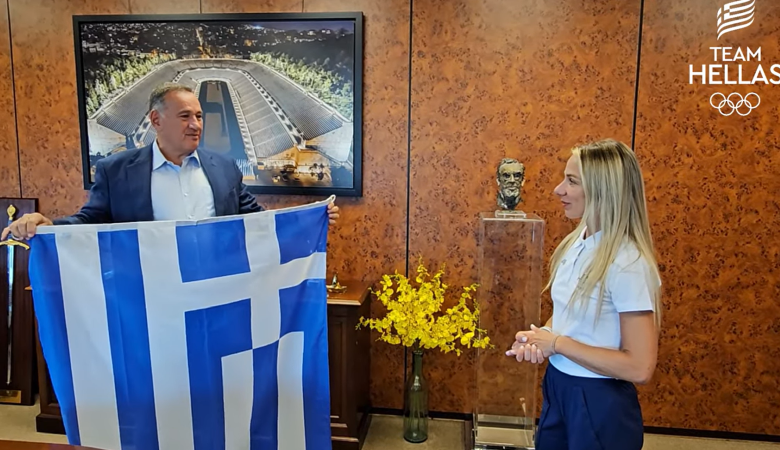 Ο πρόεδρος της ΕΟΑ παρέδωσε στην Ντρισμπιώτη την ελληνική σημαία για τους Ολυμπιακούς Αγώνες του Παρισιού