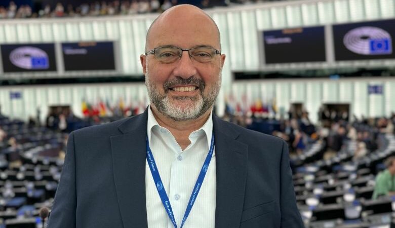 Σάκης Αρναούτογλου: Με τον Γρηγόρη μοιάζουμε σε αρκετά αλλά εκφραζόμαστε διαφορετικά